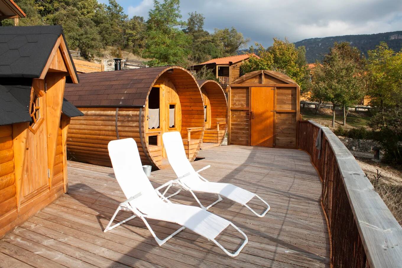 Foto: Imagen de las saunas y espacio finlandés de este camping de Navarra situado junto al Nacedero del río Urederra. (Google)