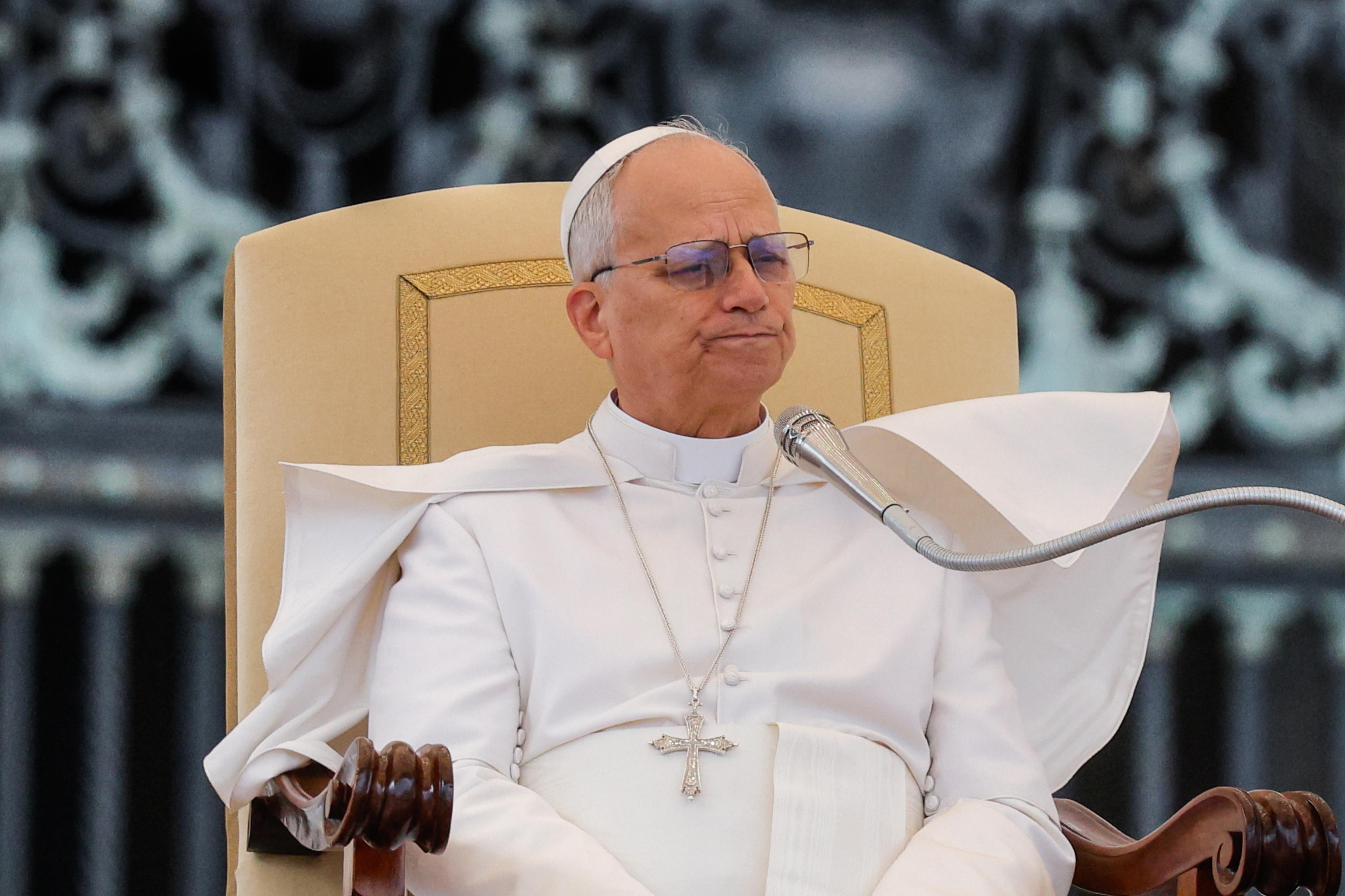 El papa León XIV durante la audiencia semanal en la Plaza de San Pedro.
