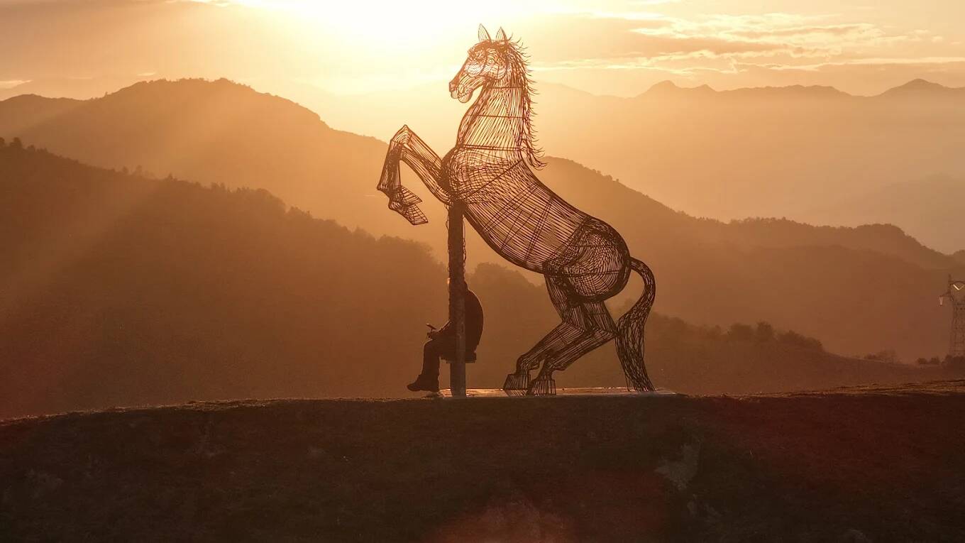Foto: Imagen de la imponente escultura, construida de forma artesanal con cerca de 2.000 metros de varillas de hierro. (Google)