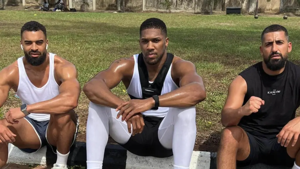 Anthony Joshua, en el medio, junto a sus dos amigos fallecidos, Sina Ghami y Latif Ayodele