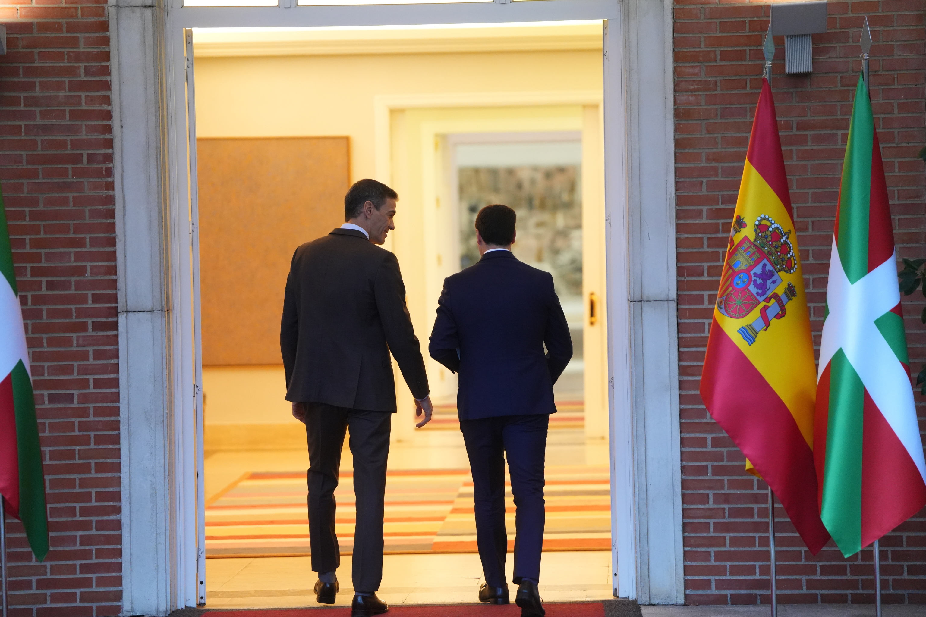 Pedro Sánchez e Imanol Pradales en La Moncloa.