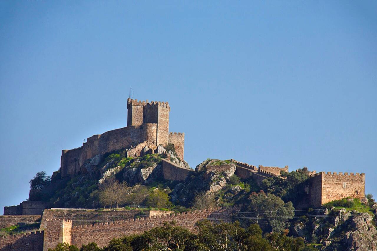 Foto: El castillo roquero que tienes que visitar sí o sí en Badajoz. (Junta de Extremadura)