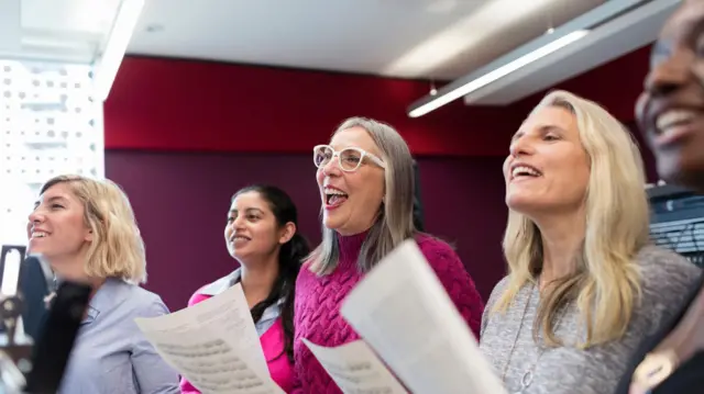Mujeres cantando en un coro