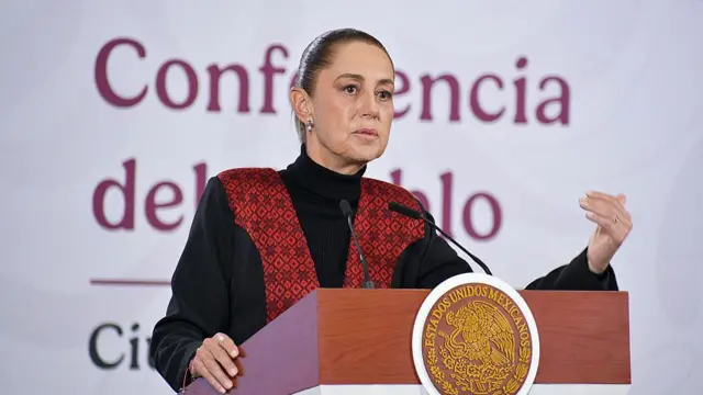La presidenta de México, Claudia Sheinbaum, habla durante la sesión informativa matutina diaria en el Palacio Nacional el 30 de diciembre de 2025 en Ciudad de México, México.