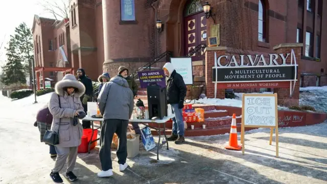 Una iglesia local ofrece café caliente y calentadores de manos cerca de un monumento improvisado en memoria de Alex Pretti en el sur de Mineápolis, Minesota.