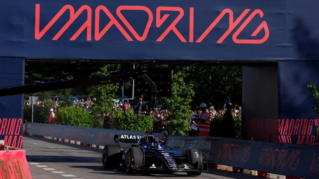 Carlos Sainz durante la exhibición en Madrid con el Williams FW45