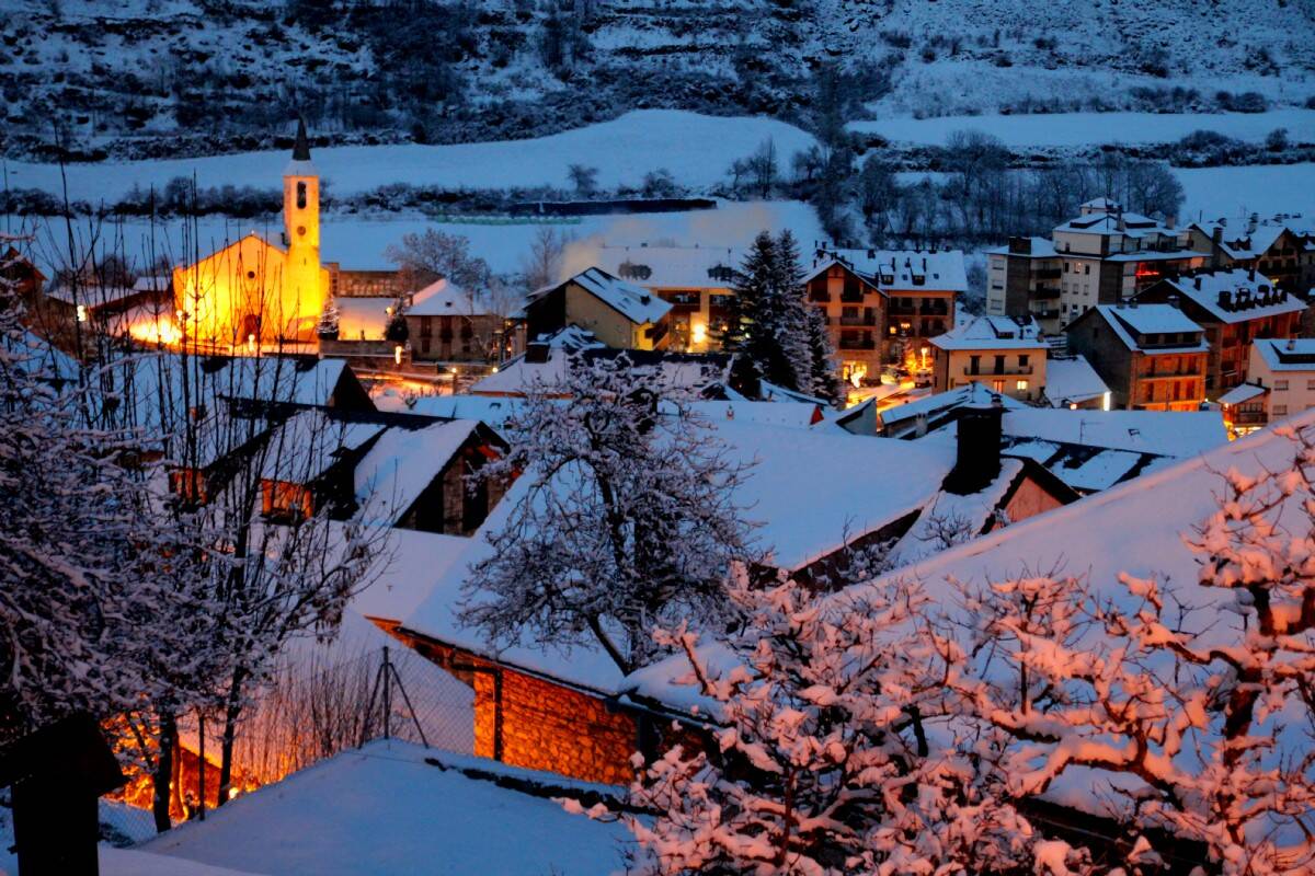 Foto: Vista invernal de este municipio del Pirineo de Lleida, cubierto por un manto de nieve. (Turismo de Observación/César Espejo)