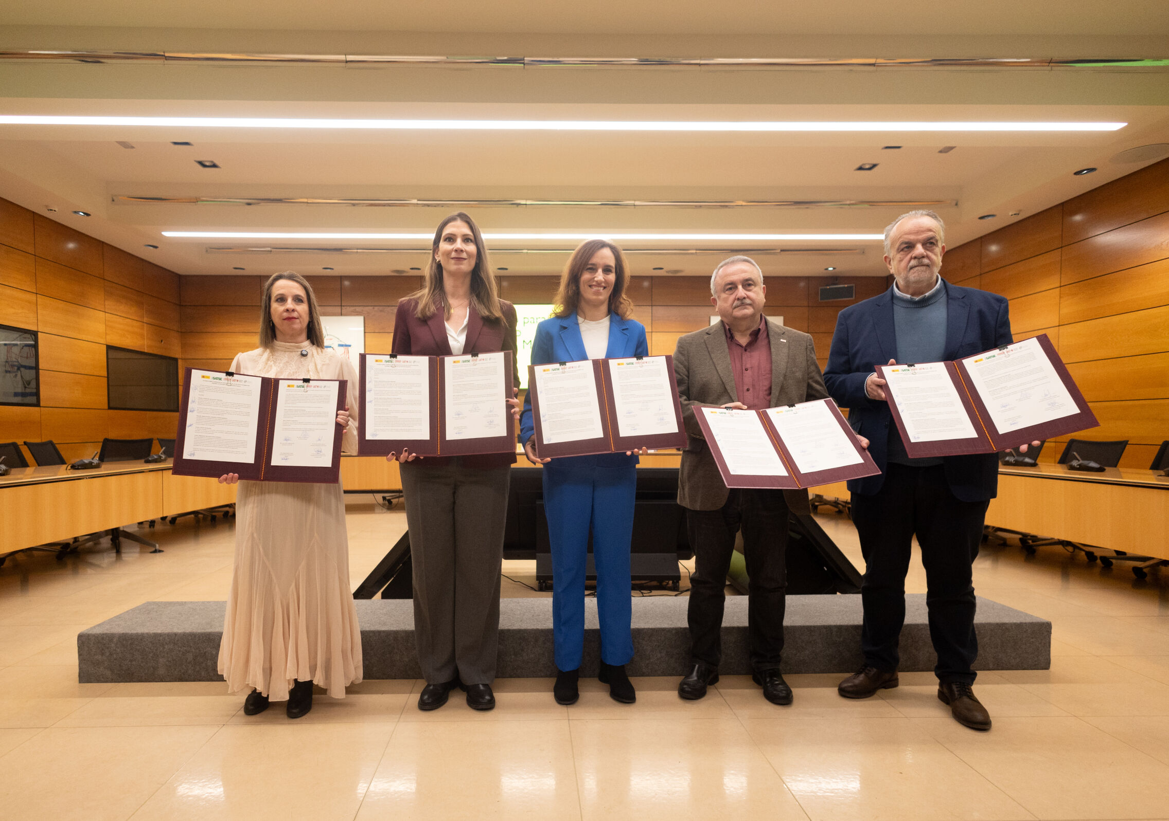 Foto: Mónica García se reúne con los sindicatos médicos para la negociación de un Estatuto Marco. (Europa Press/Eduardo Parra)