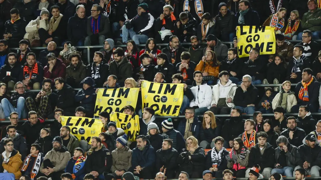 Pancartas contra Peter Lim, dueño del Valencia CF, en Mestalla