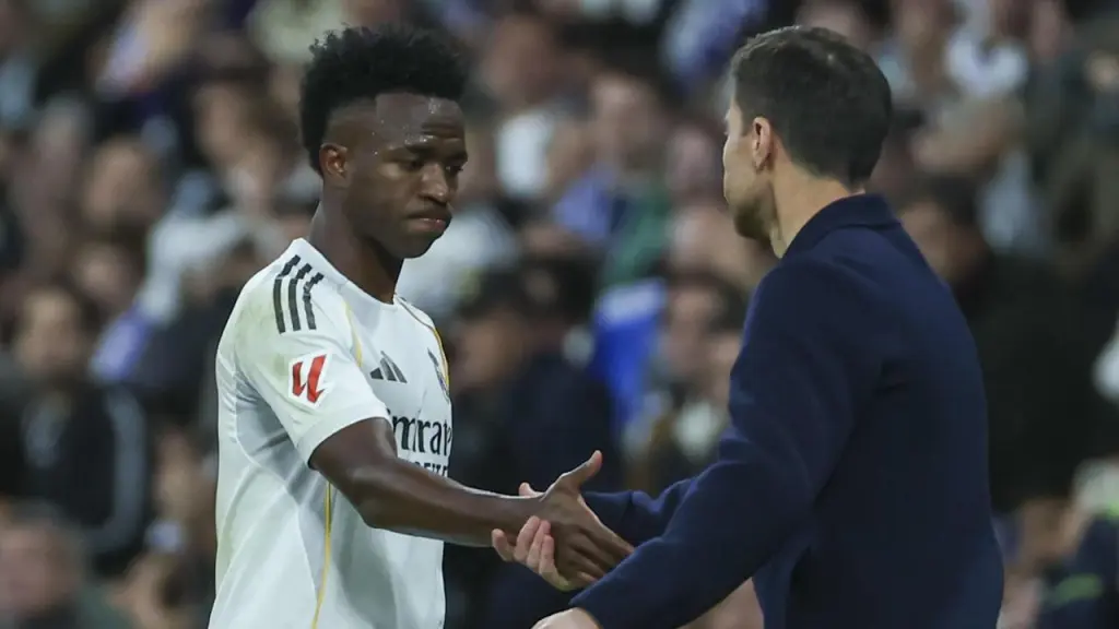 Vinicius da la mano a Xabi Alonso tras ser cambiado