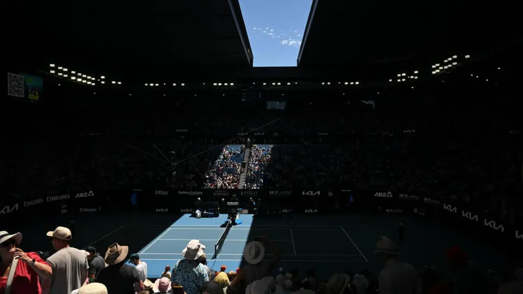 El techo de la pista Rod Laver cerrándose ante el calor extremo en el Open de Australia 2026