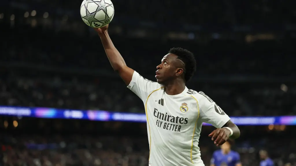 Vinicius, con el balón de la Champions League
