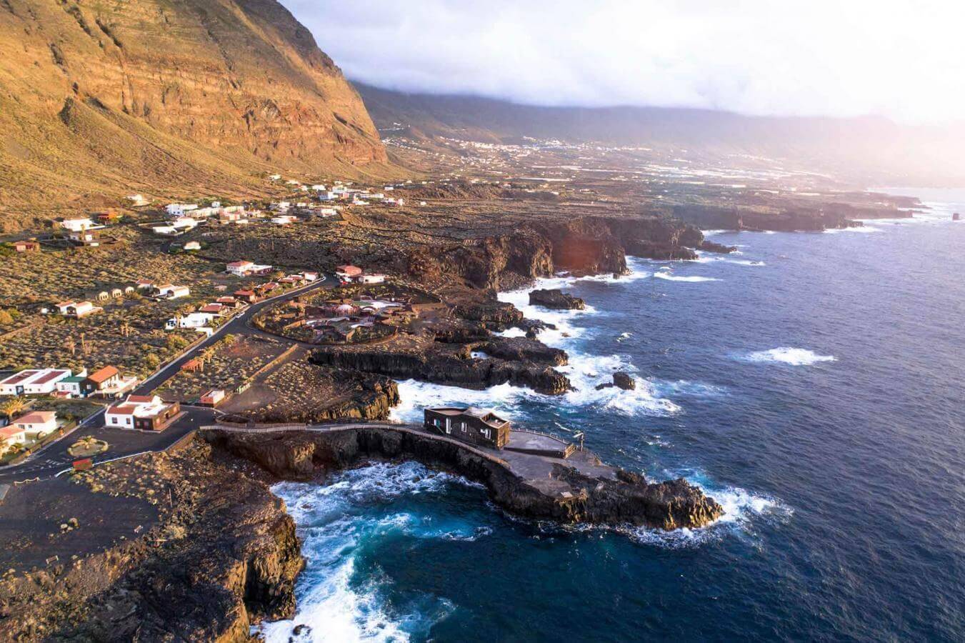 Foto: Asomado al Atlántico, este hotel llegó a figurar en el Libro Guinness de los Récords por su reducida superficie. (Facebook)