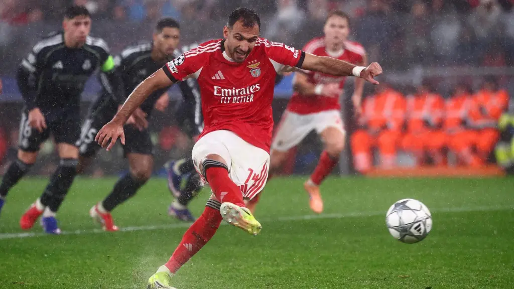 Pavlidis anota el penalti del 2-1 contra el Real Madrid
