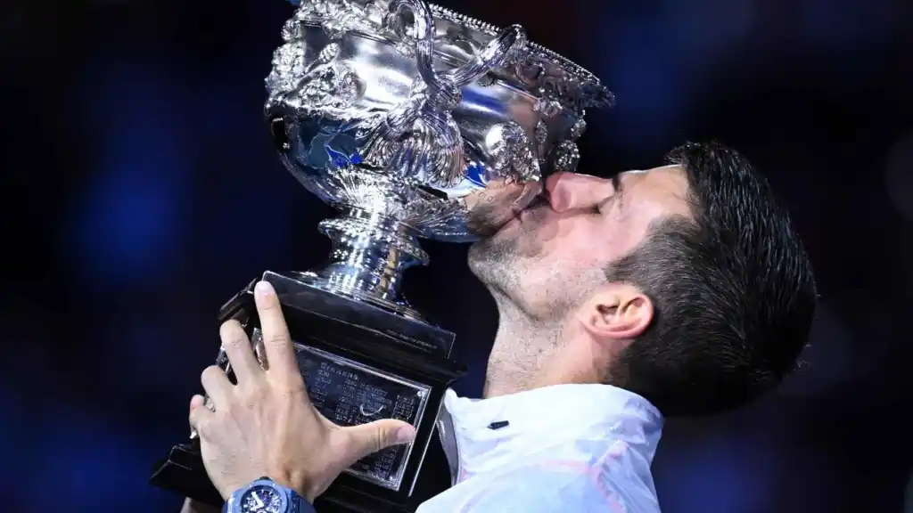Djokovic, con el título de campeón del Abierto de Australia.