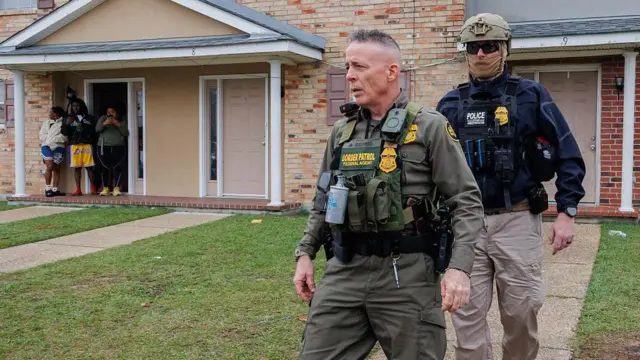 El comandante de la Patrulla Fronteriza Gregory Bovino y agentes federales realizan operaciones de inmigración en un vecindario de Kenner, parroquia de Jefferson en Nueva Orleans, EE. UU., durante la Operación Catahoula Crunch el 6 de diciembre de 2025. (Foto de Madison Thorn/Anadolu a través de Getty Images)