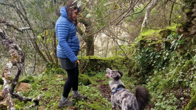 Ainara con su perra Eska.