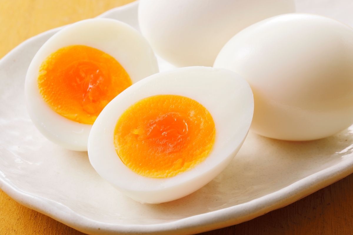 Huevos cocidos con la yema
