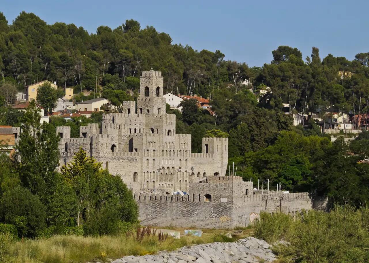 Foto: Vista exterior de la construcción de aire medieval levantada en el siglo XX por un vecino de Terrasa. (Shutterstock)