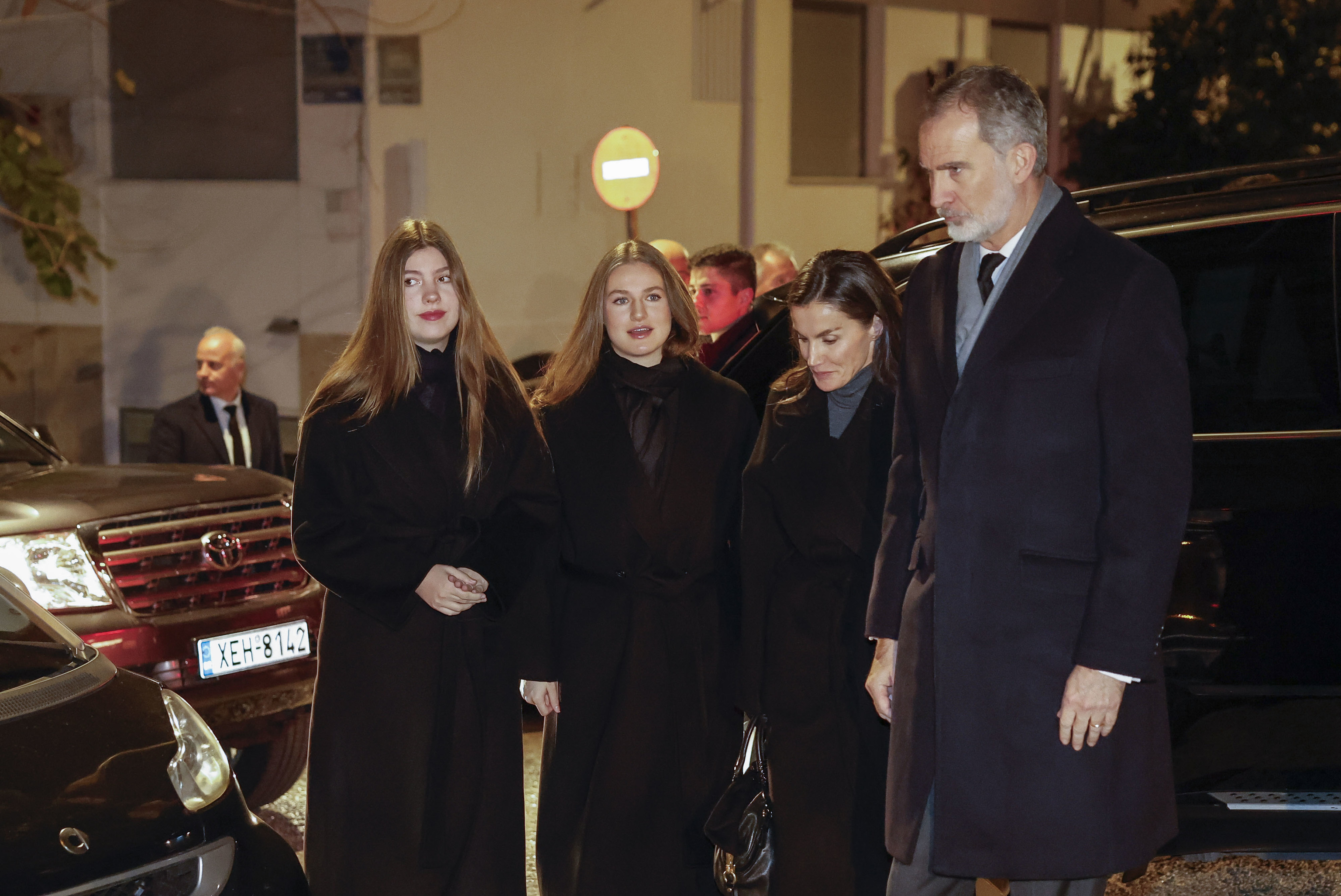 El rey Felipe VI, la reina Letizia, la princesa Leonor y la infanta Sofía (i), a su llegada en un resturante este domingo en Atenas.