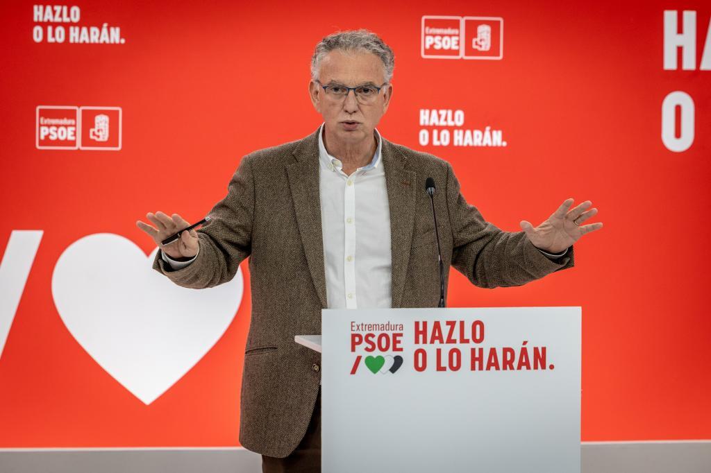 El presidente de la Junta Gestora del PSOE de Extremadura, José Luis Quintana, ofrece una rueda de prensa en Mérida, el viernes pasado.
