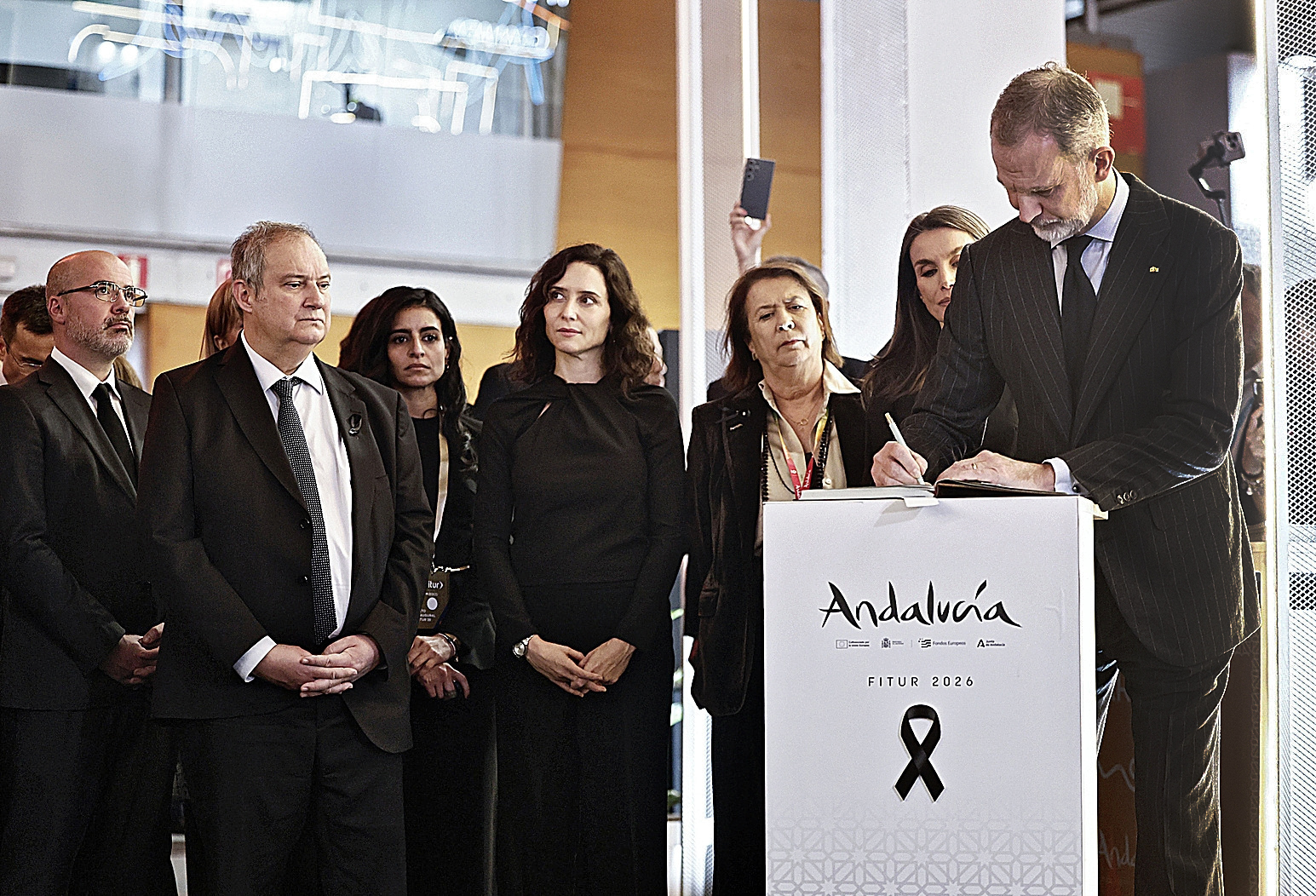 El Rey Felipe VI firma en el libro de condolencias por el accidente de Adamuz en Fitur.