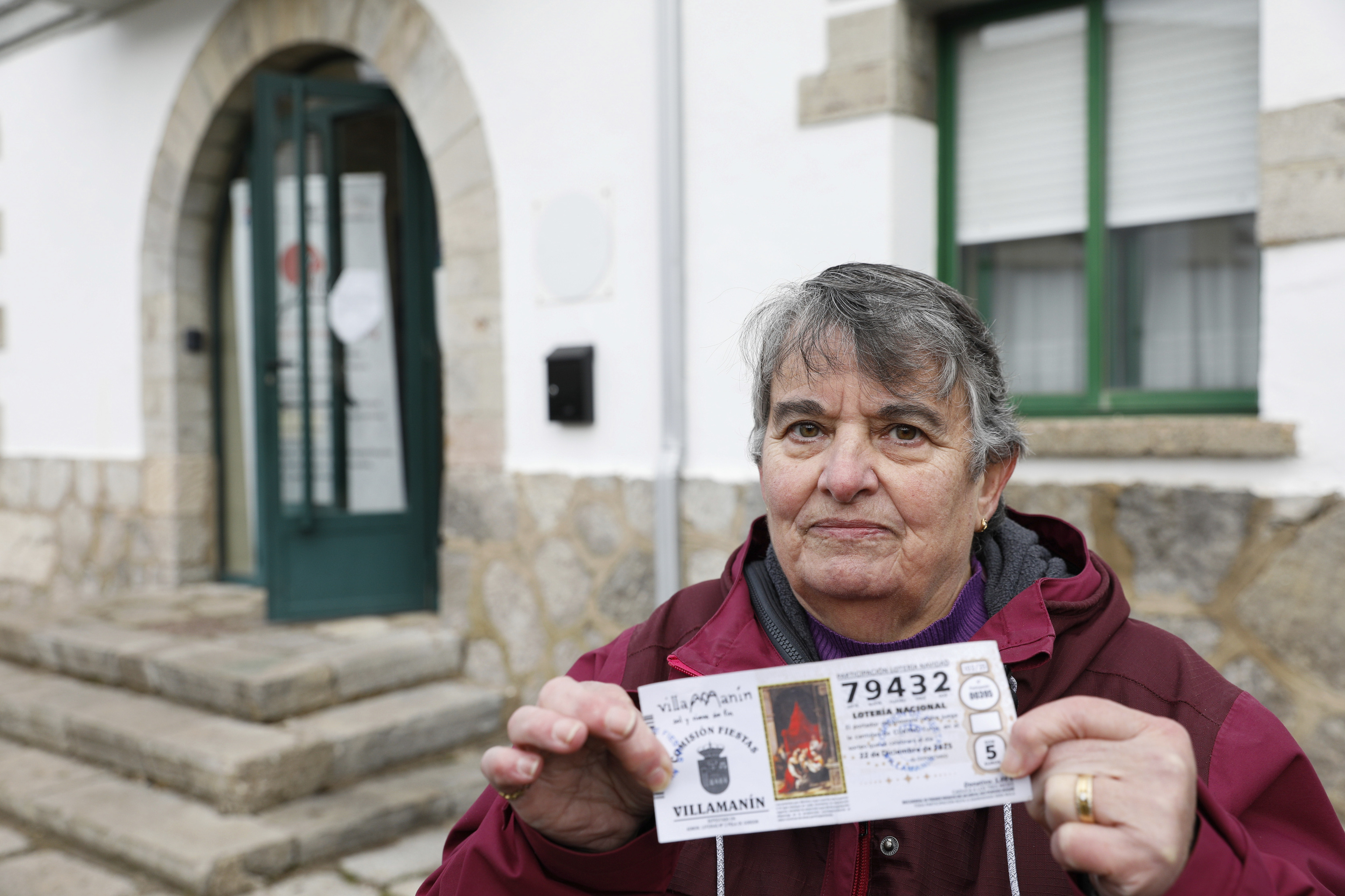 María Jesús, de Burgos, enseña su papeleta tras pisar por primera vez Villamanín.