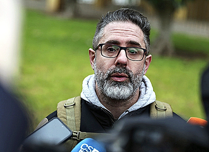 Javier, cuñado de Agustín, espera noticias el miércoles por la mañana.