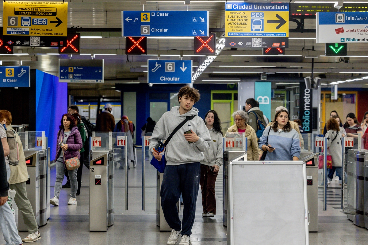 Jóvenes entrando al metro de