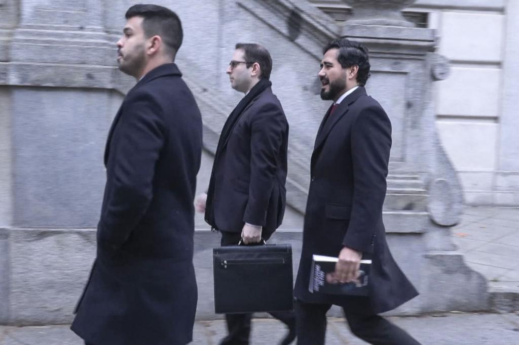 Alvise Pérez (dcha.), este lunes, a su llegada al Tribunal Supremo.