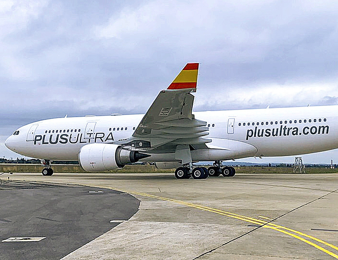 Un avión de la aerolínea Plus Ultra en una pista de aterrizaje.