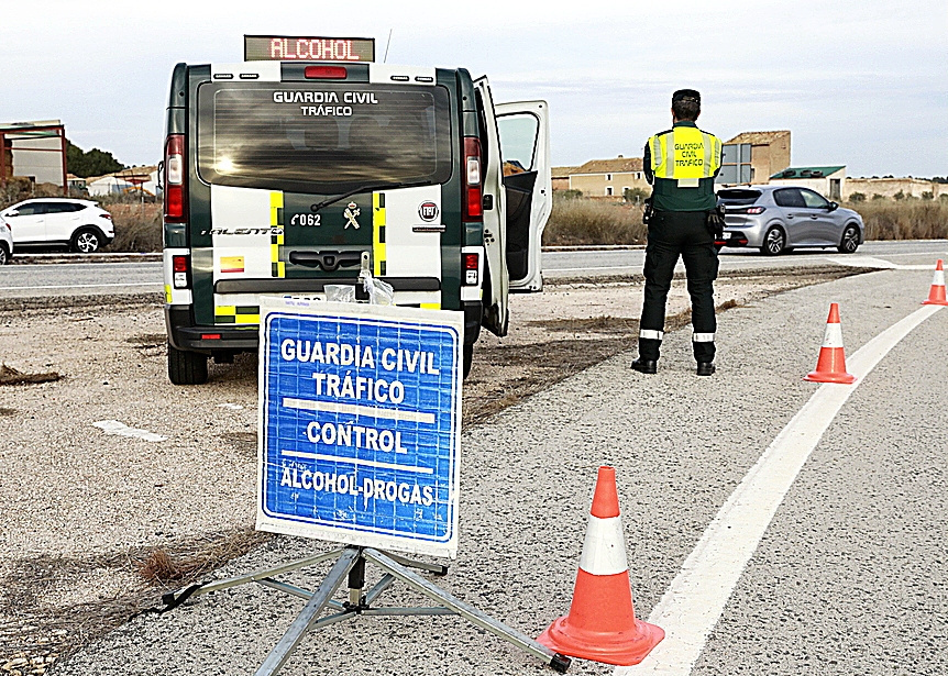 Un contorl policial en una de las carreteras en el pantano del Cenajo.