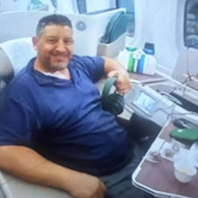 Erez Hadari con una camisa azul sonríe a la cámara