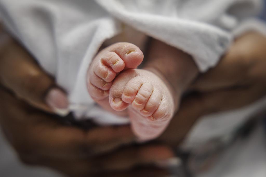 Una madre sostiene a su hija recién nacida, el 1 de enero, en el Hospital Universitario de Navarra, en Pamplona.