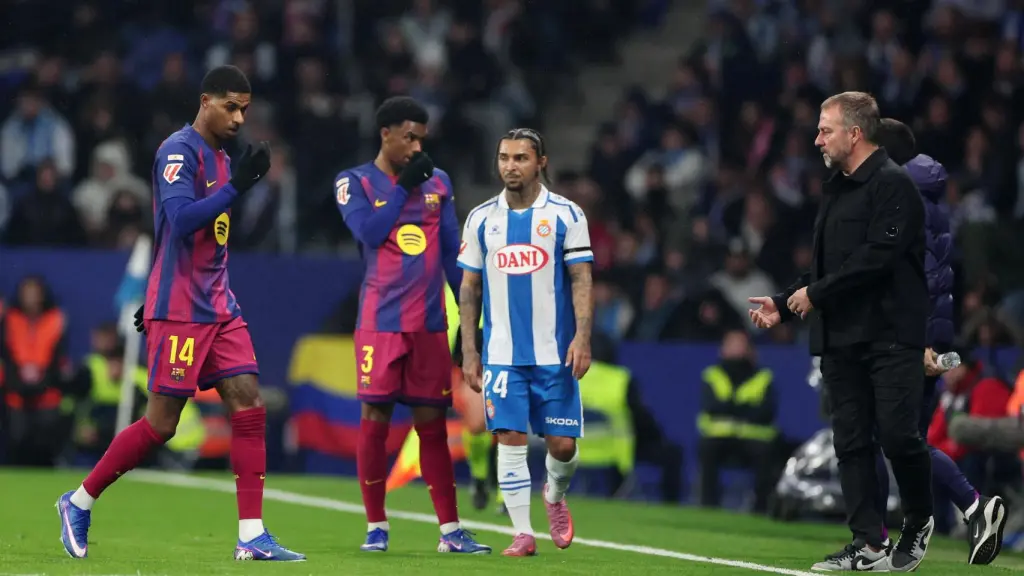Hansi Flick da instrucciones a Rashford y Balde durante el partido.