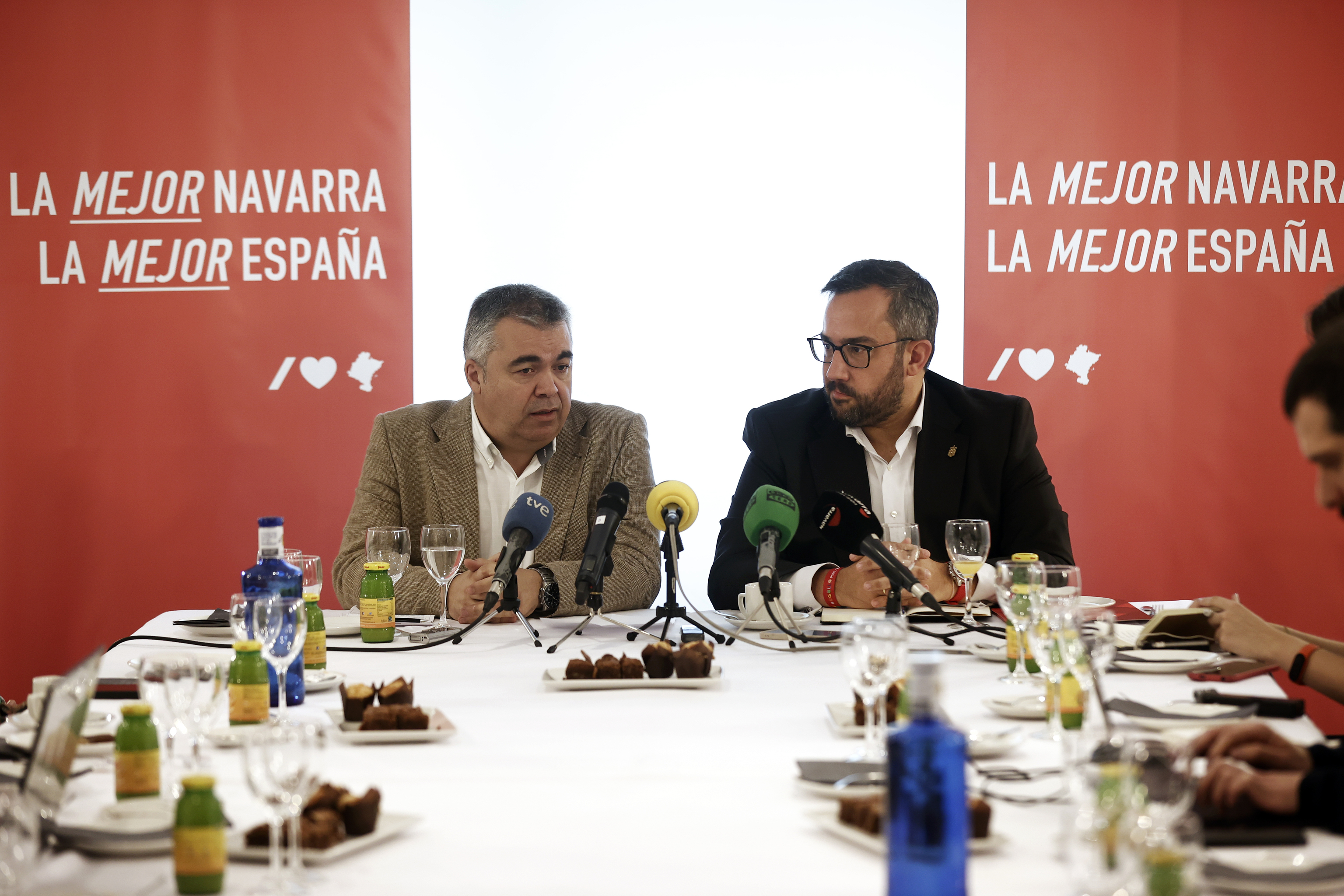 Santos Cerdán y Javier Remírez, durante una comparecencia ante los medios durante la campaña electoral como candidatos del PSN al Congreso y al Senado.