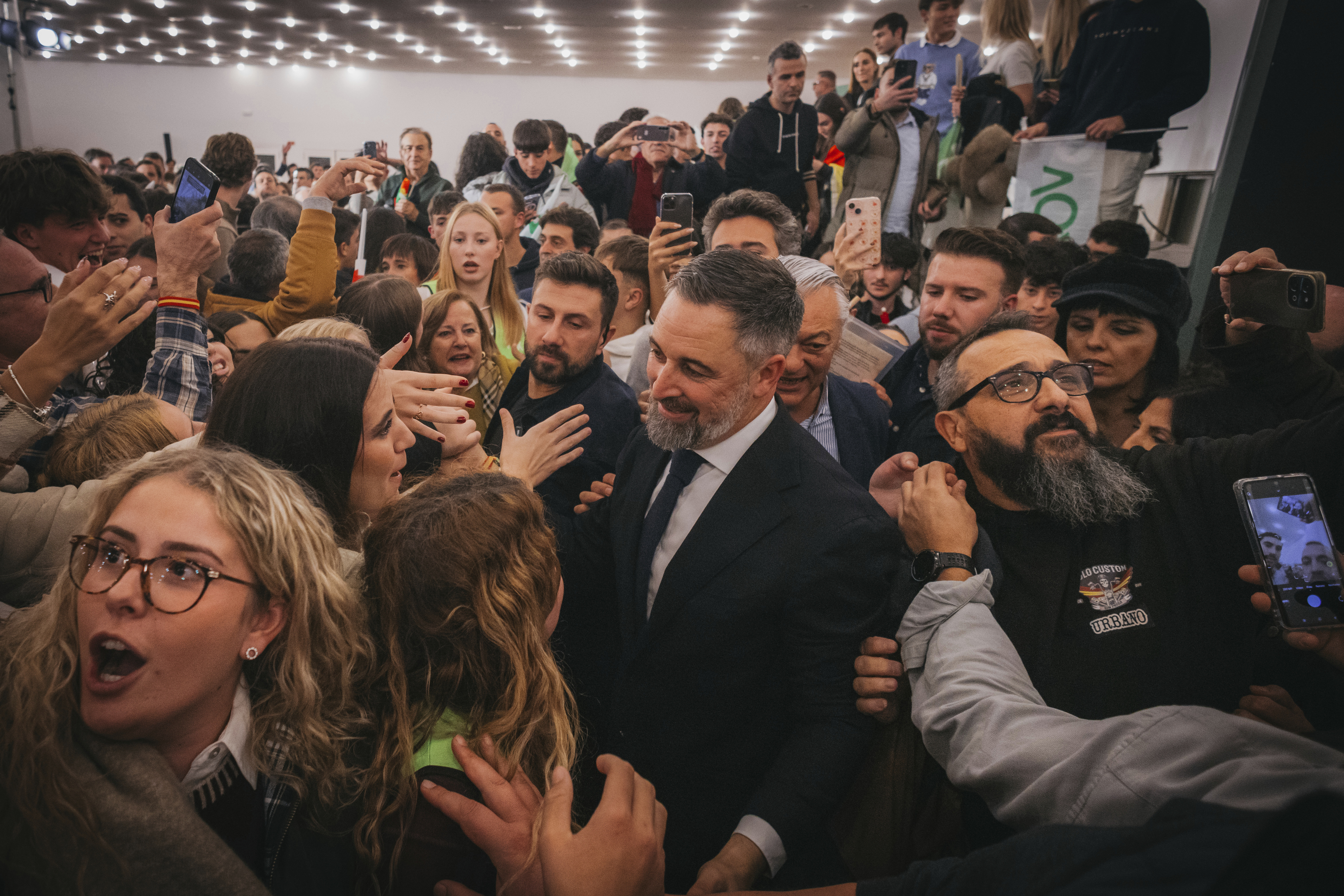 Varios jóvenes rodean a Santiago Abascal después de un acto en Zaragoza el 24 de noviembre de 2025