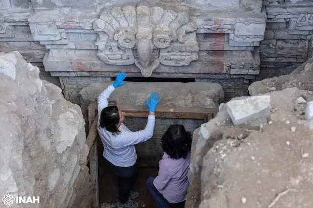Arqueólogos trabajan en la entrada de la Tumba 10 de Huitzo