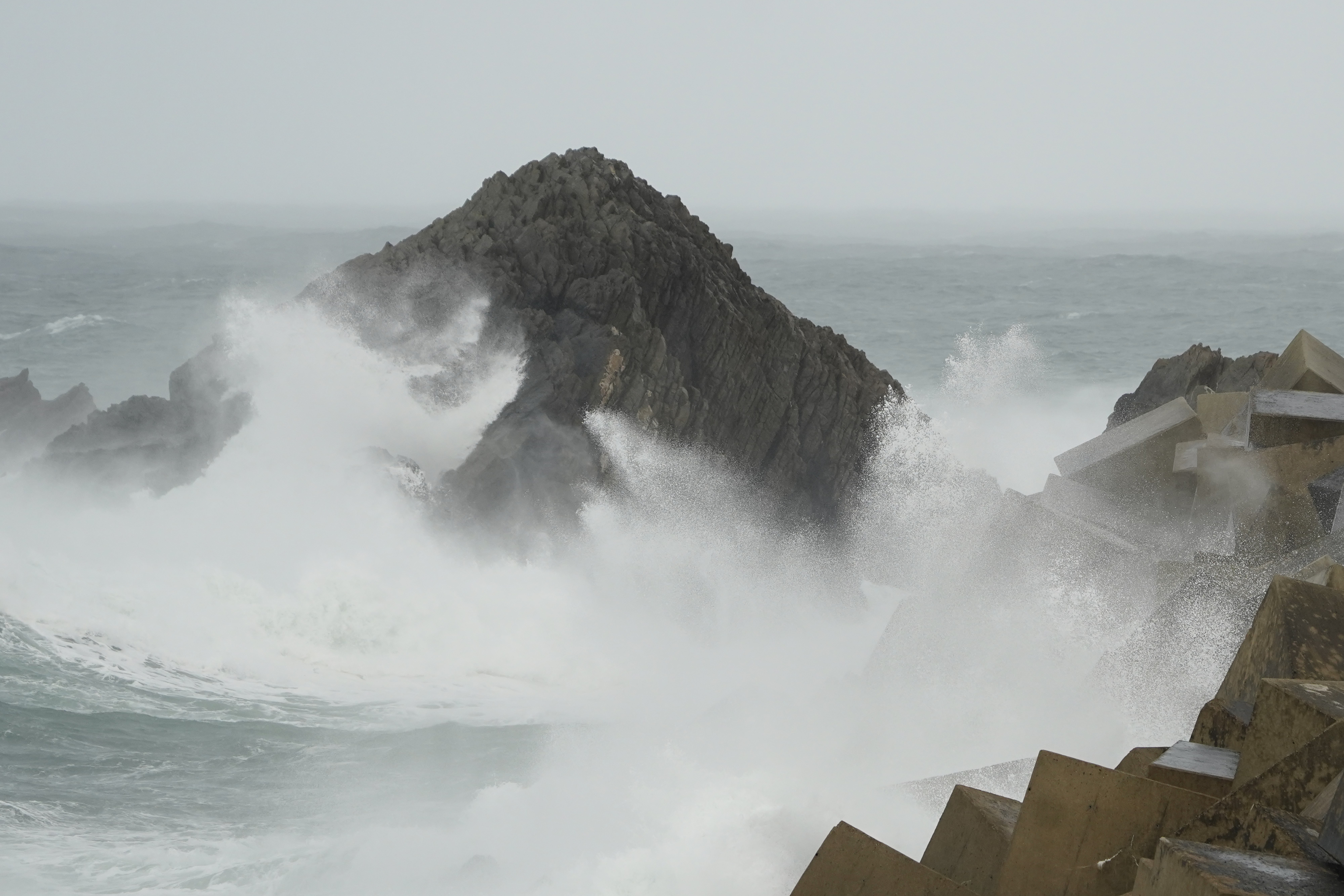 Las olas chocan contra el rompeolas de Cudillero (Asturias) este domingo.