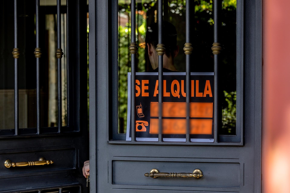 Un cartel en una vivienda