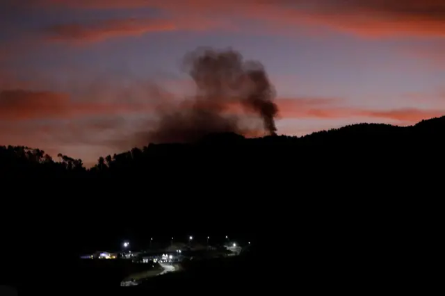 Columna de humo en Fuerte Tiuna