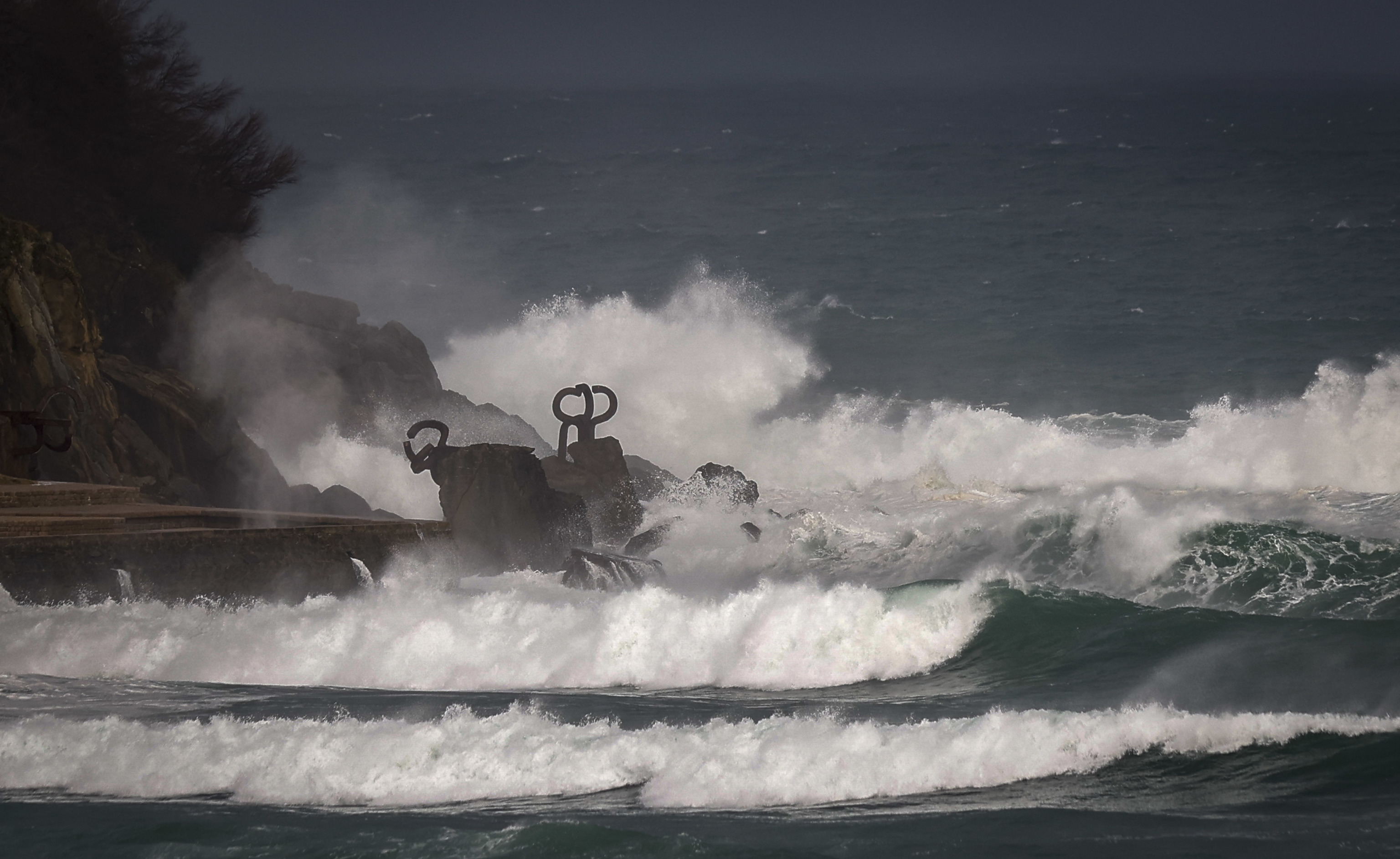 Vista del oleaje este viernes en el Peine del Viento de San Sebastián.
