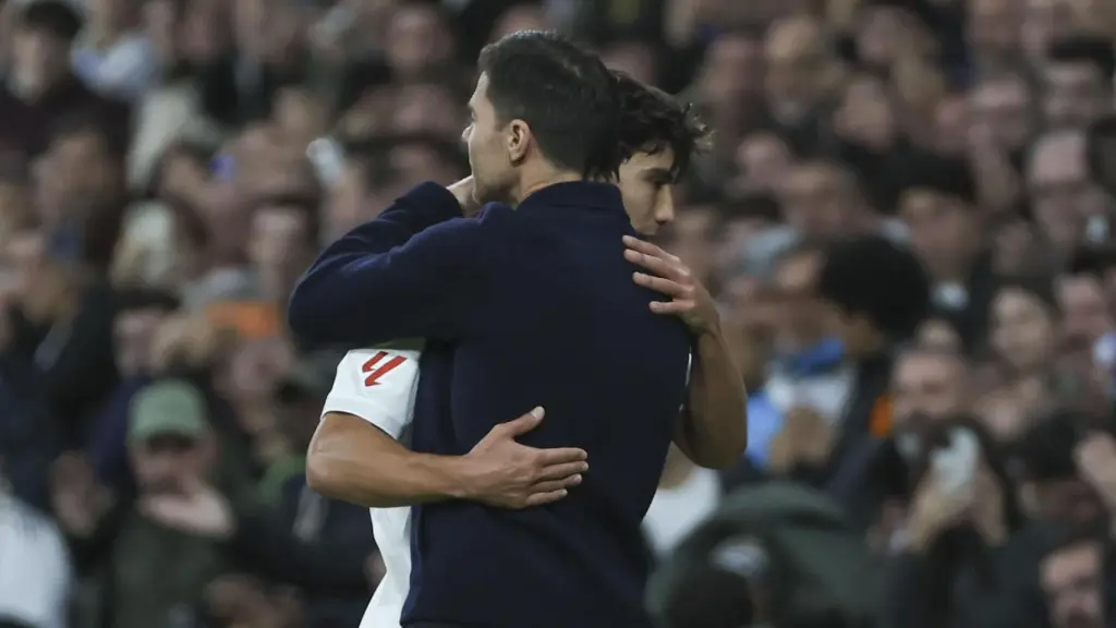 Gonzalo se abraza con Xabi Alonso tras ser sustituido en el partido ante el Betis.
