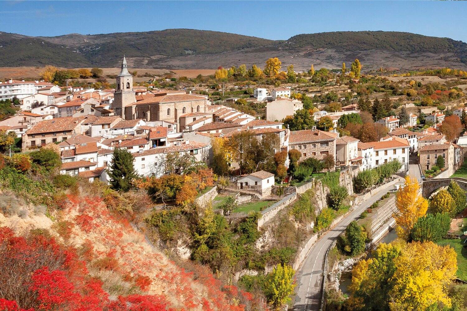 Foto: La torre de la iglesia marca el ritmo de un pueblo serrano donde el tiempo parece avanzar más despacio. (ascarioja.com)