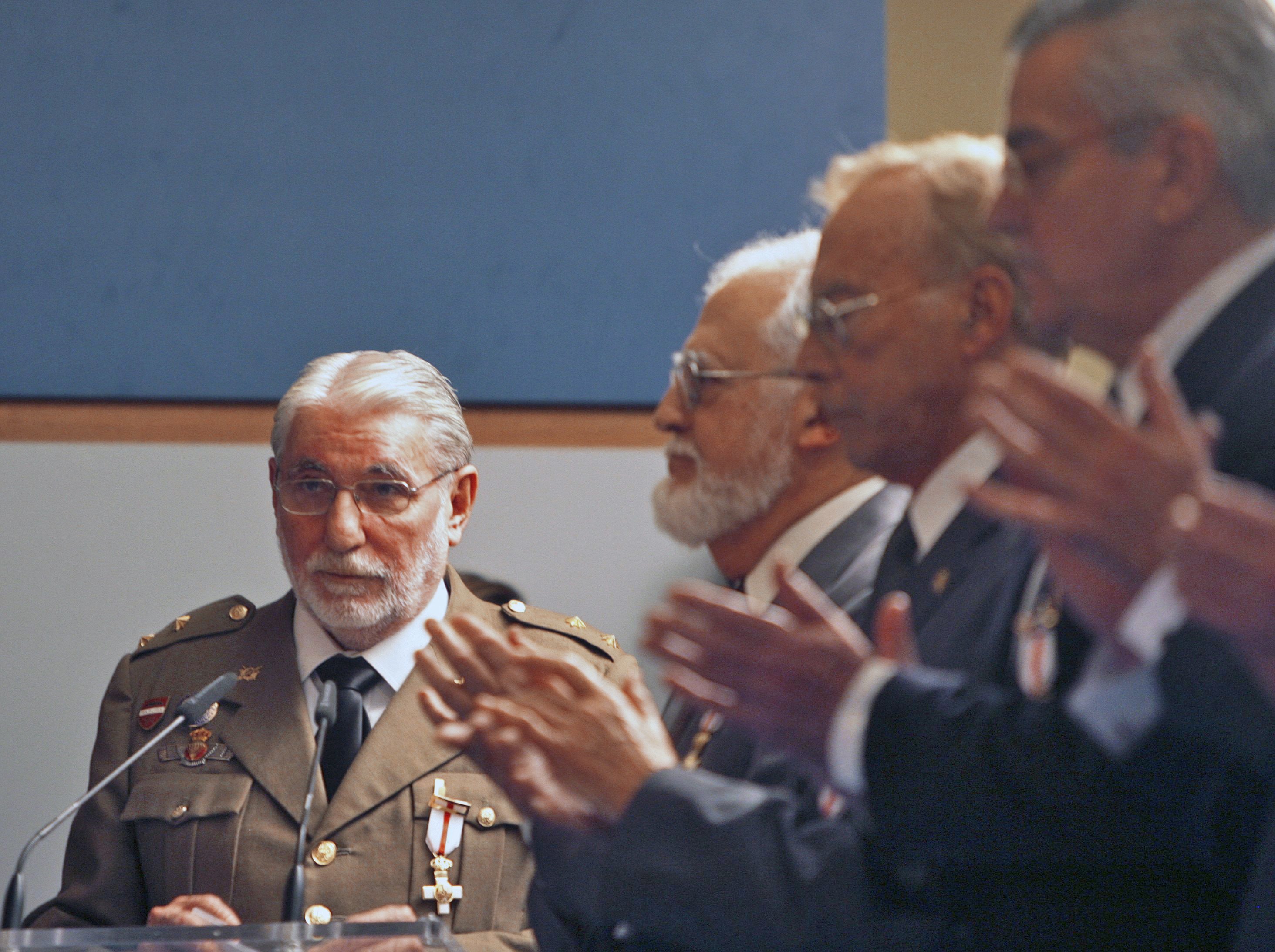 Fernando Reinlein junto a otros miembros de la UMD en 2010 cuando recibieron la Cruz del Mérito Militar y Aeronáutico