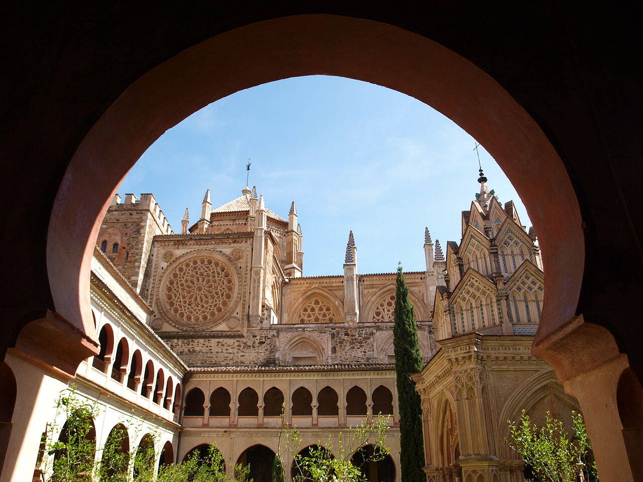 Foto: El precioso claustro de Extremadura que es uno de los más bonitos de España. (Wikipedia/Chemiya)