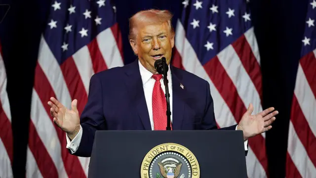 El presidente de Estados Unidos, Donald Trump, se dirige a una reunión de los republicanos de la Cámara de Representantes en el Centro John F. Kennedy para las Artes Escénicas el 6 de enero de 2026 en Washington, DC.