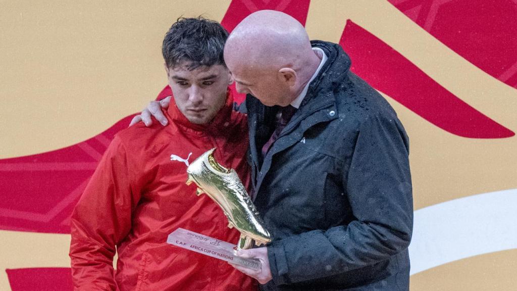 Brahim Díaz, consolado por Gianni Infantino tras la final de la Copa África