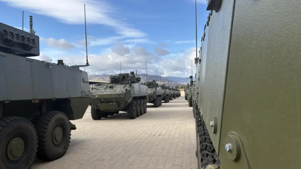 Vehículos 8x8 Dragón durante la ceremonia de entrega