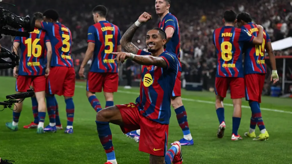 Raphinha celebra el primer gol marcado en la final de la Supercopa de España.